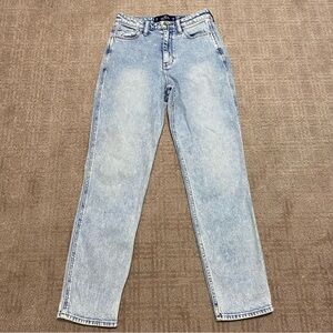 {Hollister} Ultra High-Rise Mom Jeans | Vintage Stretch ~ Size 3R - W26/L27